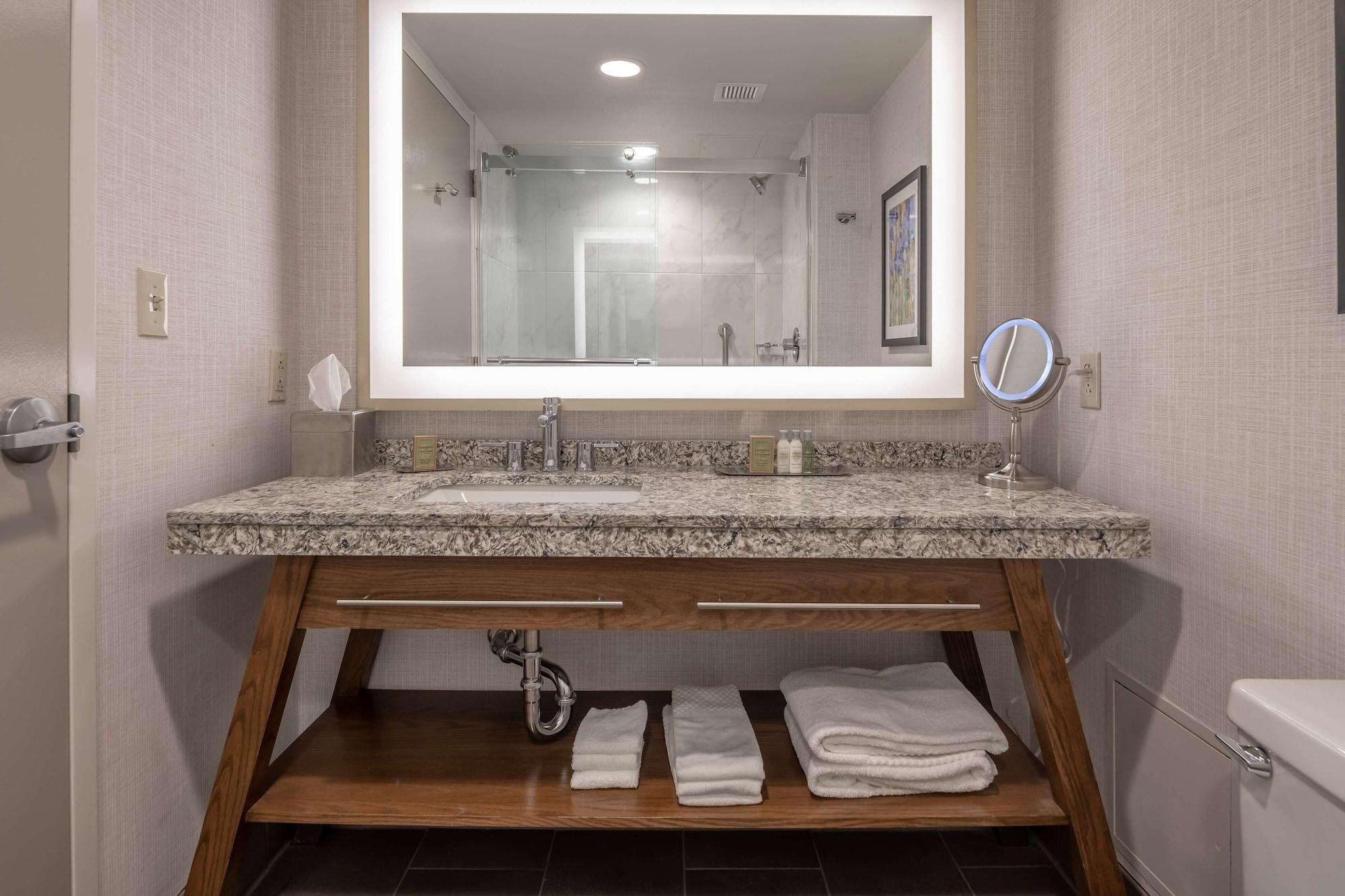Doubletree By Hilton Dallas-Farmers Branch Eksteriør billede