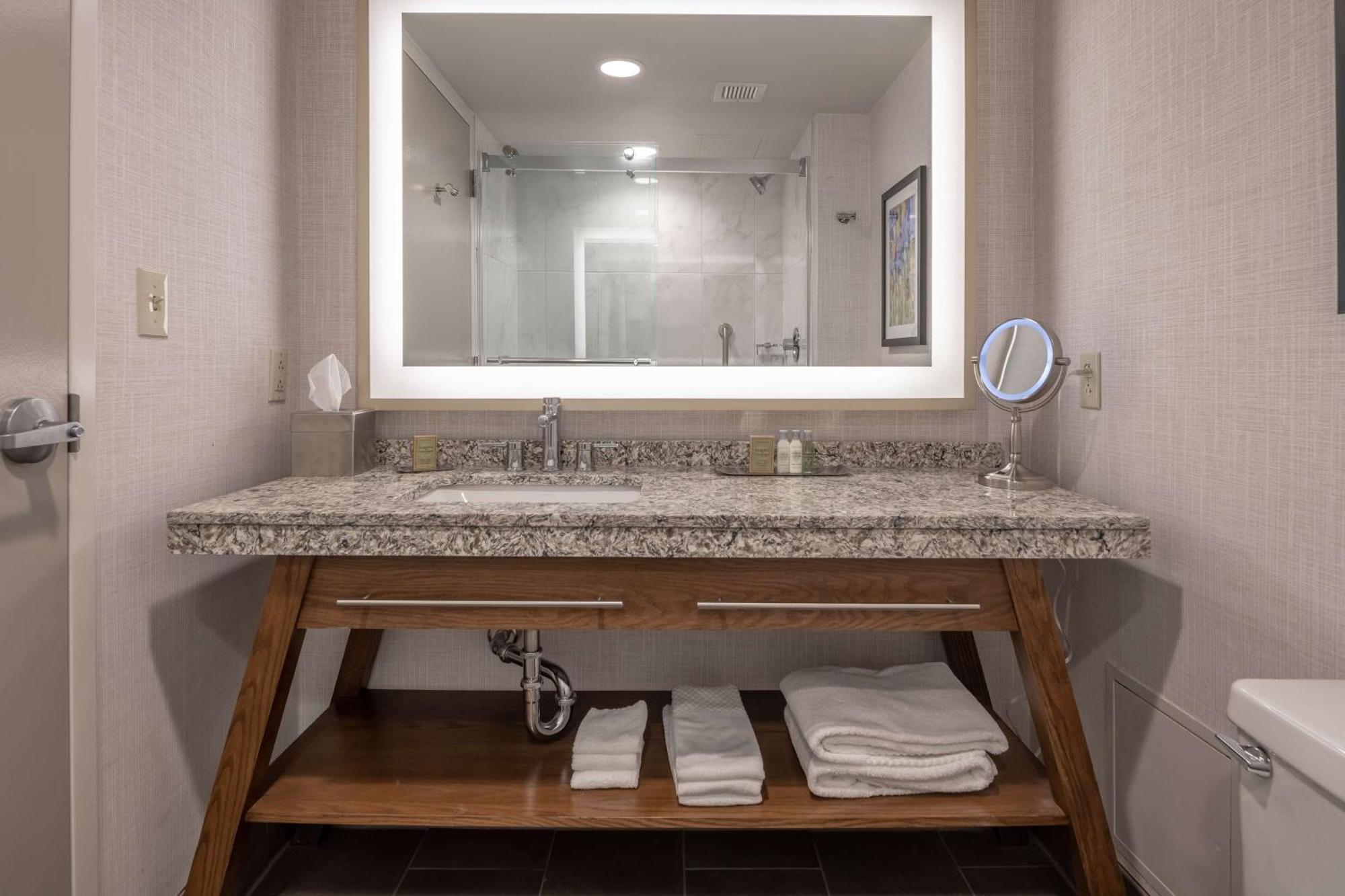 Doubletree By Hilton Dallas-Farmers Branch Eksteriør billede