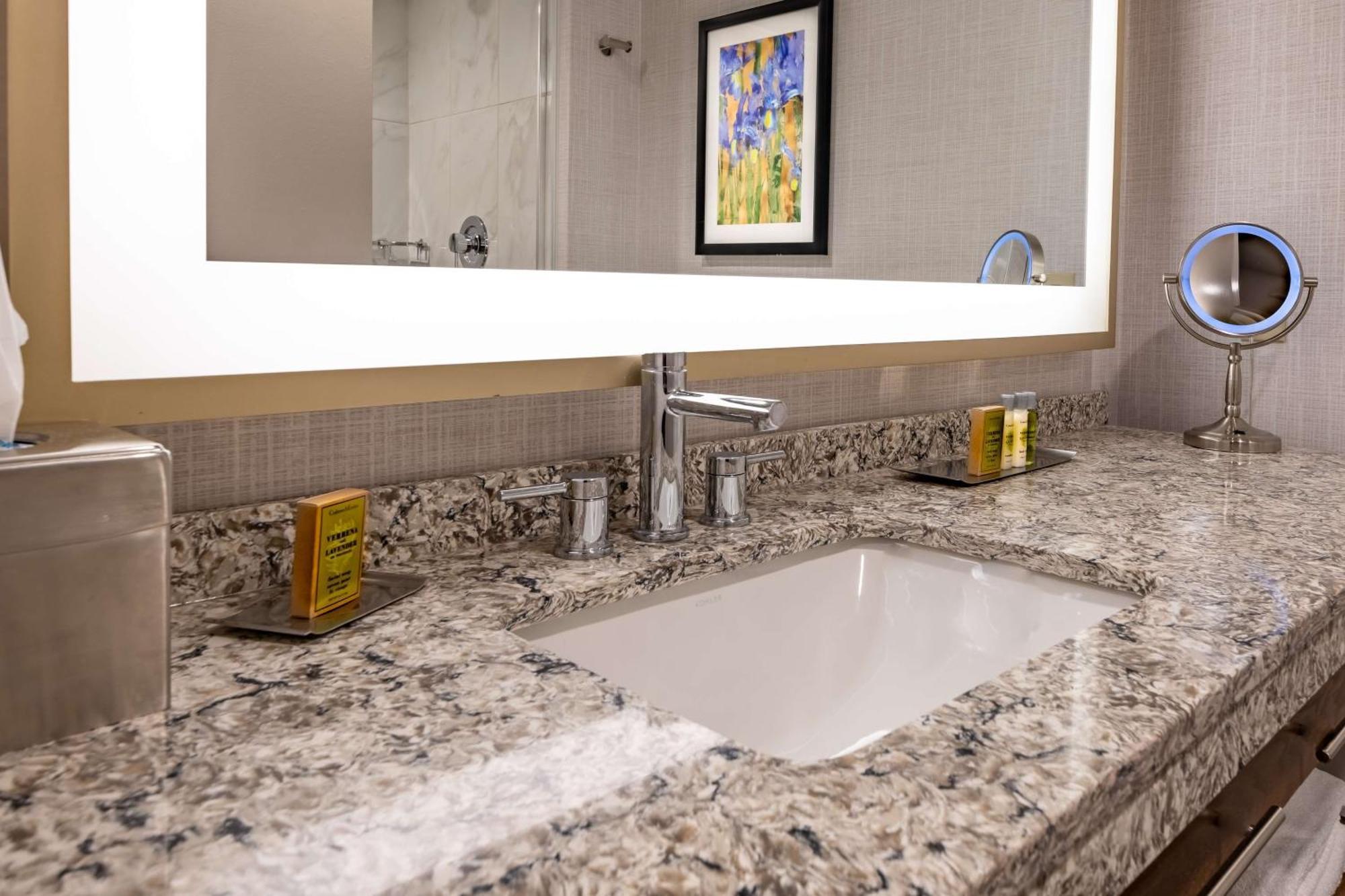 Doubletree By Hilton Dallas-Farmers Branch Eksteriør billede